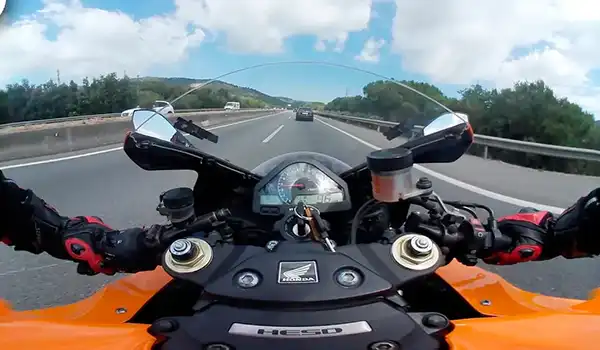 Ejemplo de realidad virtual - Grabación de vídeo 360 en moto Grupo Audiovisual VR